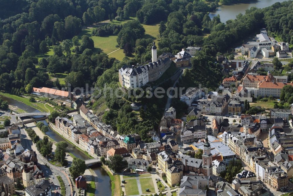 Greiz from the bird's eye view: Townscape view of Greiz in the state of Thuringia with the Castle Oberes Schloss, the castle Unteres Schloss and parts of the historic district. The Castle Oberes Schloss is located on the 50 m high mountain peak and includes a museum. At the bottom of the hill lies the younger Castle Unteres Schloss