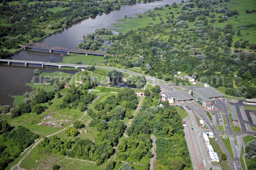 Kostrzyn / Küstrin from the bird's eye view: Blick auf den Grenzübergang Küstrin-Kietz / Kostrzyn über die Oder. Hier endet die deutsche Bundesstraße 1. View of the border crossing Küstrin-Kietz at the Oder River. Here ends the German federal street number 1.