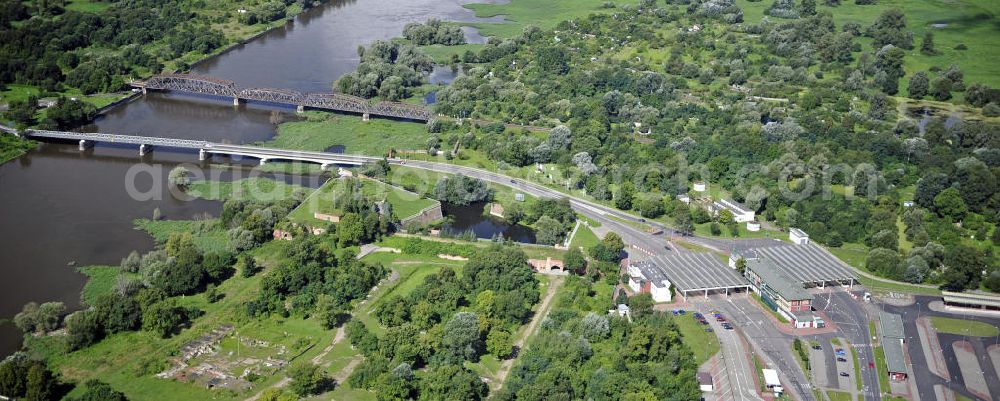 Aerial image Kostrzyn / Küstrin - Blick auf den Grenzübergang Küstrin-Kietz / Kostrzyn über die Oder. Hier endet die deutsche Bundesstraße 1. View of the border crossing Küstrin-Kietz at the Oder River. Here ends the German federal street number 1.