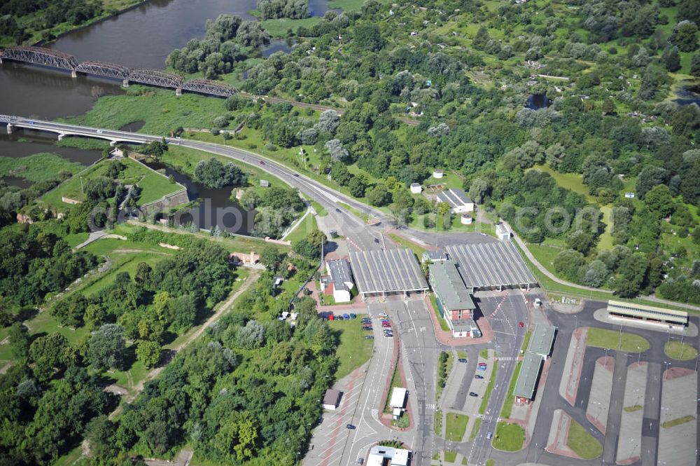 Aerial photograph Kostrzyn / Küstrin - Blick auf den Grenzübergang Küstrin-Kietz / Kostrzyn über die Oder. Hier endet die deutsche Bundesstraße 1. View of the border crossing Küstrin-Kietz at the Oder River. Here ends the German federal street number 1.