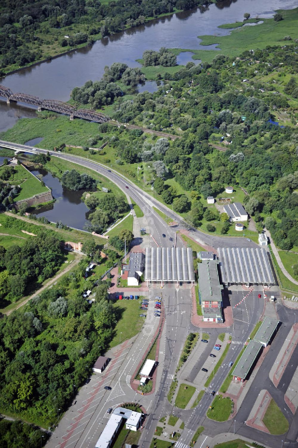 Kostrzyn / Küstrin from above - Blick auf den Grenzübergang Küstrin-Kietz / Kostrzyn über die Oder. Hier endet die deutsche Bundesstraße 1. View of the border crossing Küstrin-Kietz at the Oder River. Here ends the German federal street number 1.