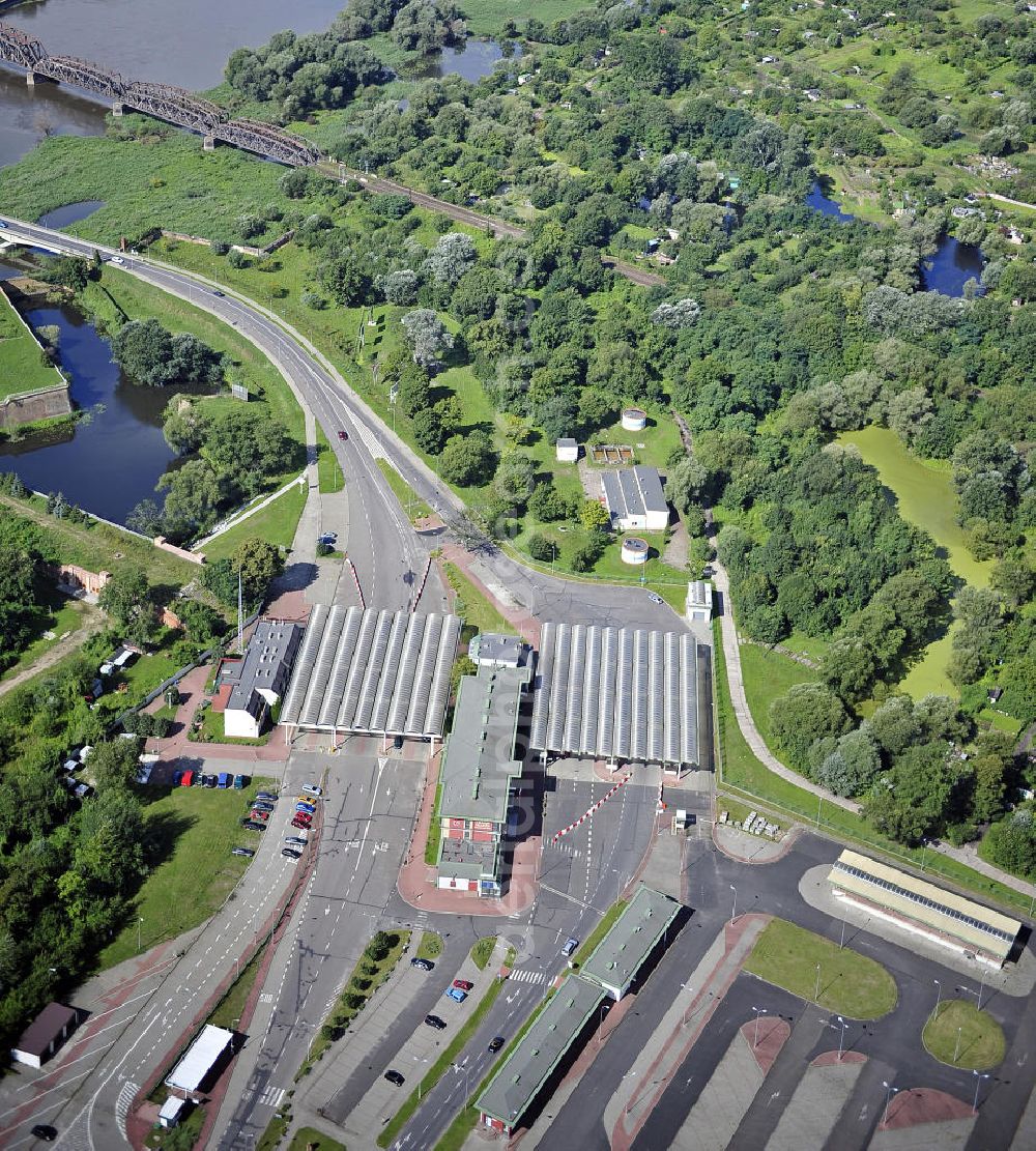 Kostrzyn / Küstrin from the bird's eye view: Blick auf den Grenzübergang Küstrin-Kietz / Kostrzyn über die Oder. Hier endet die deutsche Bundesstraße 1. View of the border crossing Küstrin-Kietz at the Oder River. Here ends the German federal street number 1.