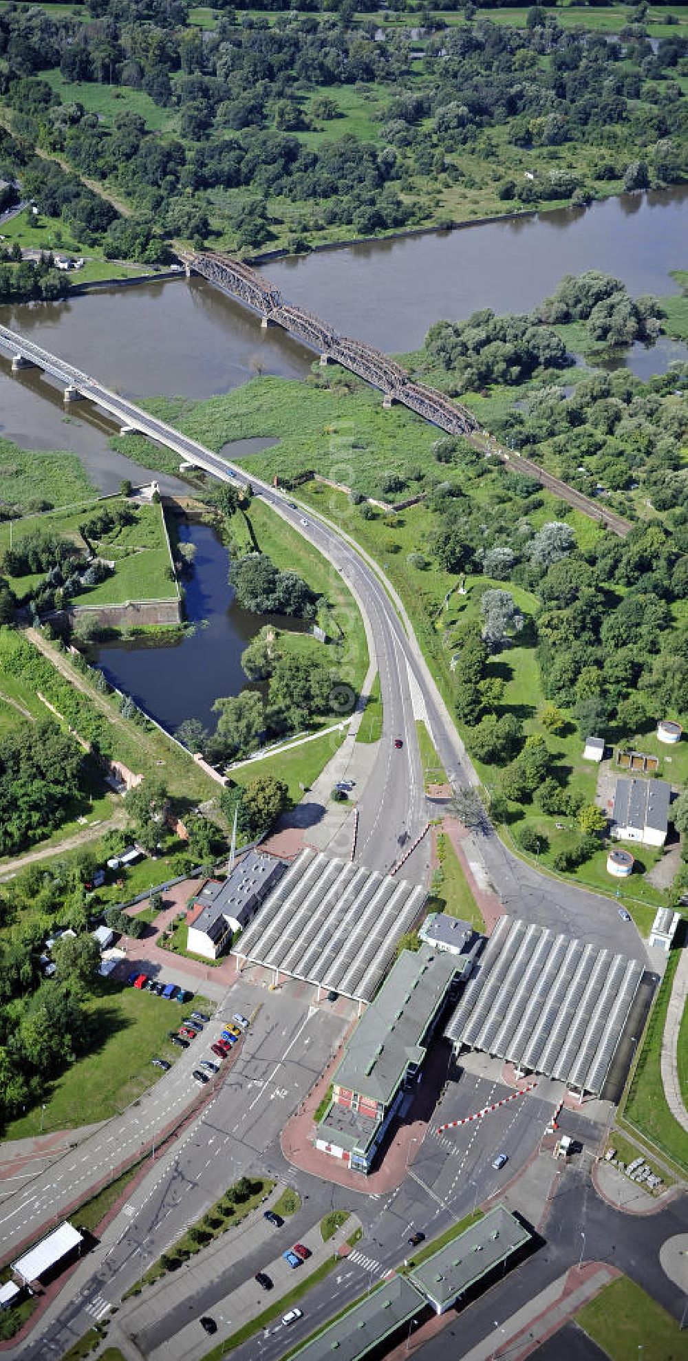 Aerial image Kostrzyn / Küstrin - Blick auf den Grenzübergang Küstrin-Kietz / Kostrzyn über die Oder. Hier endet die deutsche Bundesstraße 1. View of the border crossing Küstrin-Kietz at the Oder River. Here ends the German federal street number 1.