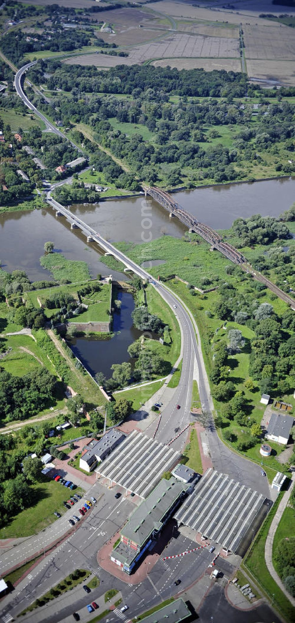 Aerial photograph Kostrzyn / Küstrin - Blick auf den Grenzübergang Küstrin-Kietz / Kostrzyn über die Oder. Hier endet die deutsche Bundesstraße 1. View of the border crossing Küstrin-Kietz at the Oder River. Here ends the German federal street number 1.