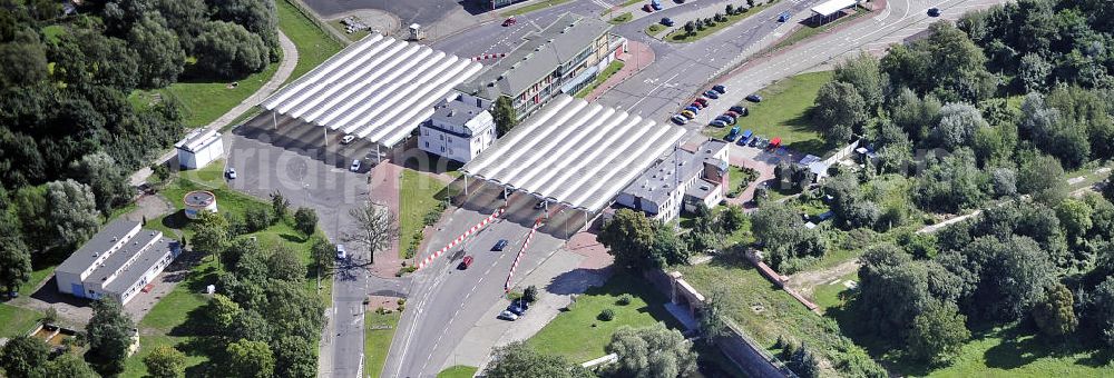 Kostrzyn / Küstrin from the bird's eye view: Blick auf den Grenzübergang Küstrin-Kietz / Kostrzyn über die Oder. Hier endet die deutsche Bundesstraße 1. View of the border crossing Küstrin-Kietz at the Oder River. Here ends the German federal street number 1.