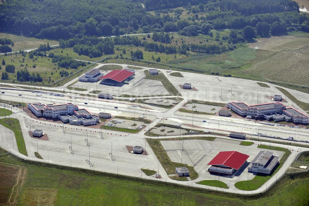 Aerial photograph 10.08.2010 - Blick auf den Grenzübergang im Stadtgebiet nach Gubin für Fußgänger und PKW. Der Transitgrenzübergang Klein Gastrose – S?kowice südlich von Guben gelegen. View of the border crossing to the polish city of Gubin for pedestrians and cars. The Transitcrossing Klein Gastrose - S?kowice is located south of Guben.