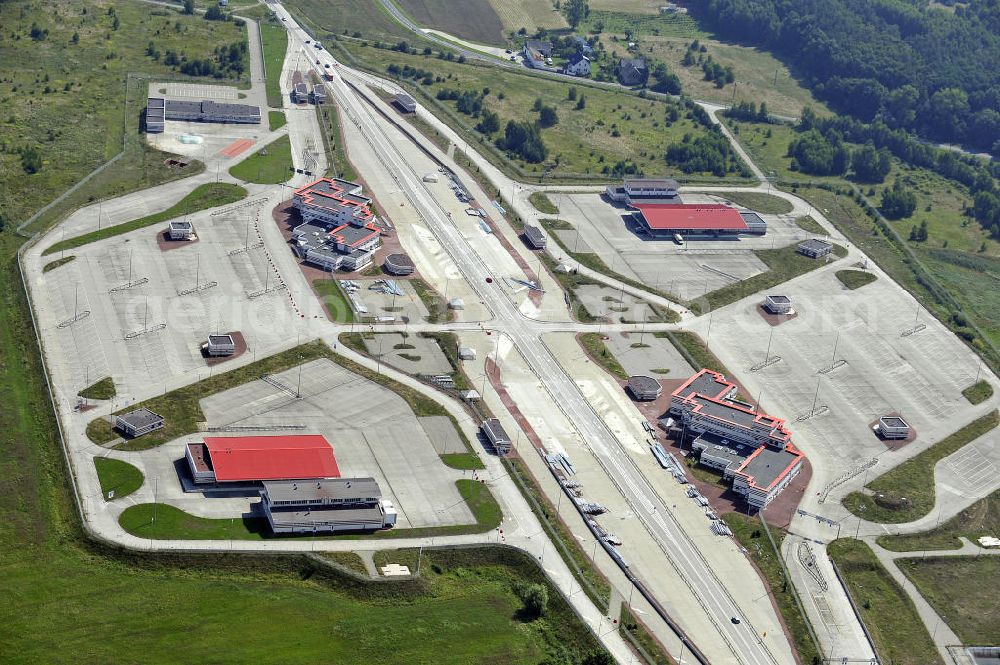 10.08.2010 from above - Blick auf den Grenzübergang im Stadtgebiet nach Gubin für Fußgänger und PKW. Der Transitgrenzübergang Klein Gastrose – S?kowice südlich von Guben gelegen. View of the border crossing to the polish city of Gubin for pedestrians and cars. The Transitcrossing Klein Gastrose - S?kowice is located south of Guben.