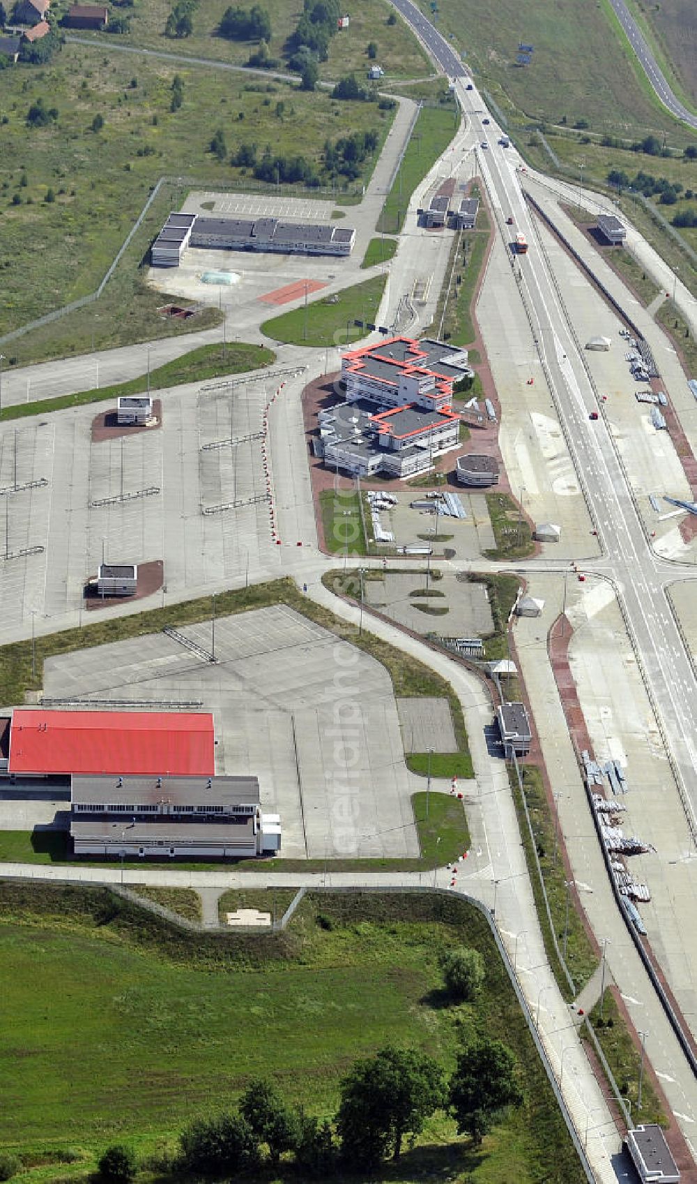 10.08.2010 from the bird's eye view: Blick auf den Grenzübergang im Stadtgebiet nach Gubin für Fußgänger und PKW. Der Transitgrenzübergang Klein Gastrose – S?kowice südlich von Guben gelegen. View of the border crossing to the polish city of Gubin for pedestrians and cars. The Transitcrossing Klein Gastrose - S?kowice is located south of Guben.