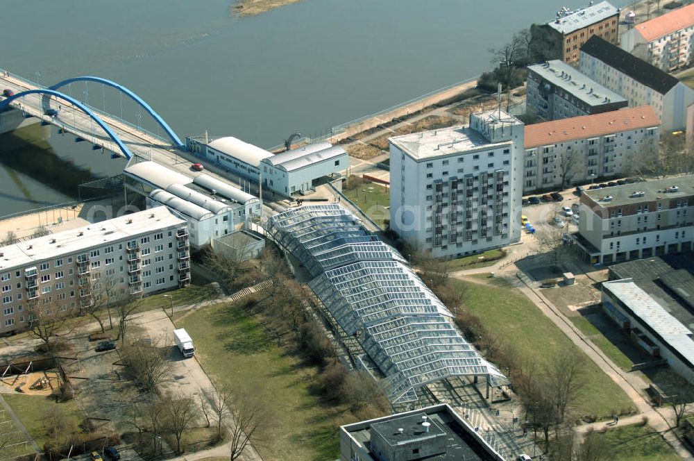 Frankfurt (Oder) from above - Blick auf den Grenzübergang an der Stadtbrücke Frankfurt (Oder). Seit 2007 erfolgen im Grenzverkehr zwischen Deutschland und Polen keine Kontrollen mehr. Rechts ein Studentenwohnheim der Europa-Universität Viadrina . View of the border checkpoint at the city bridge of Frankfurt (Oder). Since 2007 there are no longer controls at this border crossing between Germany and Poland. At the right a student hall of the European University Viadrina .