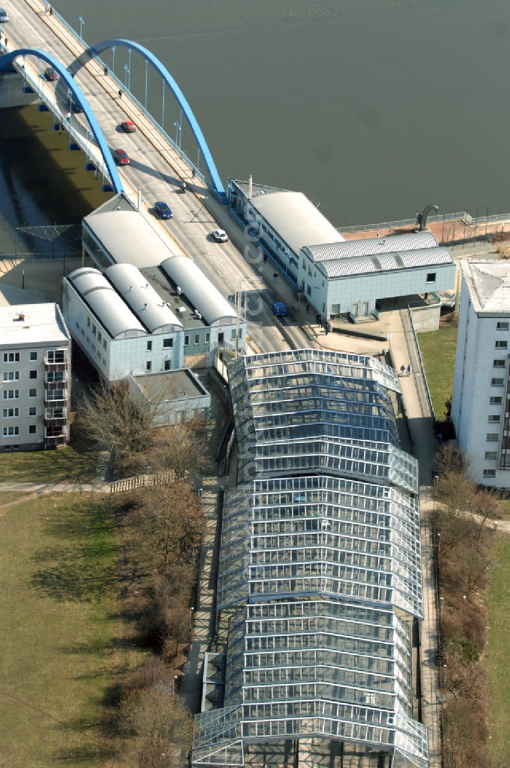 Frankfurt (Oder) from the bird's eye view: Blick auf den Grenzübergang an der Stadtbrücke Frankfurt (Oder). Seit 2007 erfolgen im Grenzverkehr zwischen Deutschland und Polen keine Kontrollen mehr. View of the border checkpoint at the city bridge of Frankfurt (Oder). Since 2007 there are no longer controls at this border crossing between Germany and Poland.