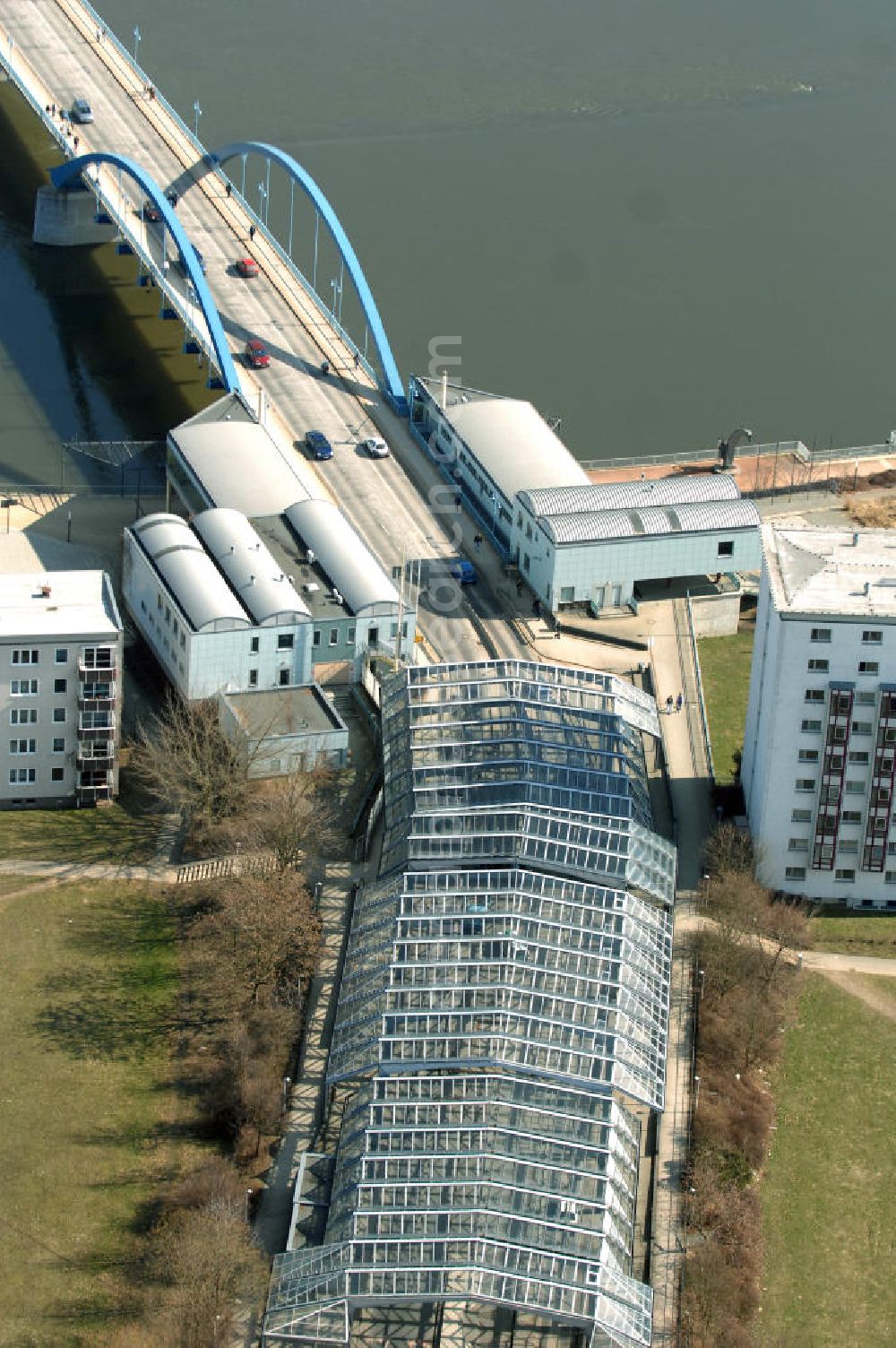 Aerial photograph Frankfurt (Oder) - Blick auf den Grenzübergang an der Stadtbrücke Frankfurt (Oder). Seit 2007 erfolgen im Grenzverkehr zwischen Deutschland und Polen keine Kontrollen mehr. View of the border checkpoint at the city bridge of Frankfurt (Oder). Since 2007 there are no longer controls at this border crossing between Germany and Poland.