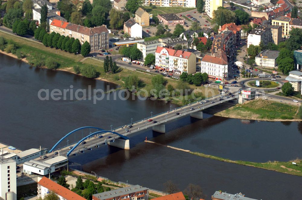 Aerial photograph Frankfurt / Oder - Blick auf die Stadtbrücke / Grenzbrücke der Bundesstraße / B 5 welche die Städte Frankfurt und Slubice (Polen) verbindet. Die Oderbrücke überspannt eine Oderpromenade, die Oderwasserstraße, eine Hafeneinfahrt und einen Überflutungsbereich. In der Schifffahrtsrinnenmitte der Oder verläuft die Staatsgrenze zwischen beiden Ländern, so dass sich zirka 70 % der Brücke auf polnischem Territorium befinden. Die hier vorher überquerende 1895 eingeweihte Gewölbebrücke wurde am 19. April 1945 durch die deutschen Truppen gesprengt. Eine Behelfsbrücke als Holzkonstruktion wurde im Mai 1945 nördlich der zerstörten Brücke errichtet. Ab 1951 wurde das Brückenbauwerk von 1895, jetzt als Grenzbrücke zwischen Deutschland und Polen, wiederaufgebaut. Im Jahr 1952 war die Brücke fertiggestellt und erhielt den Namen Brücke der Freundschaft. Im Jahr 2000 erfolgte die Sanierung der Brücke, welche 2002 abgeschlossen war.