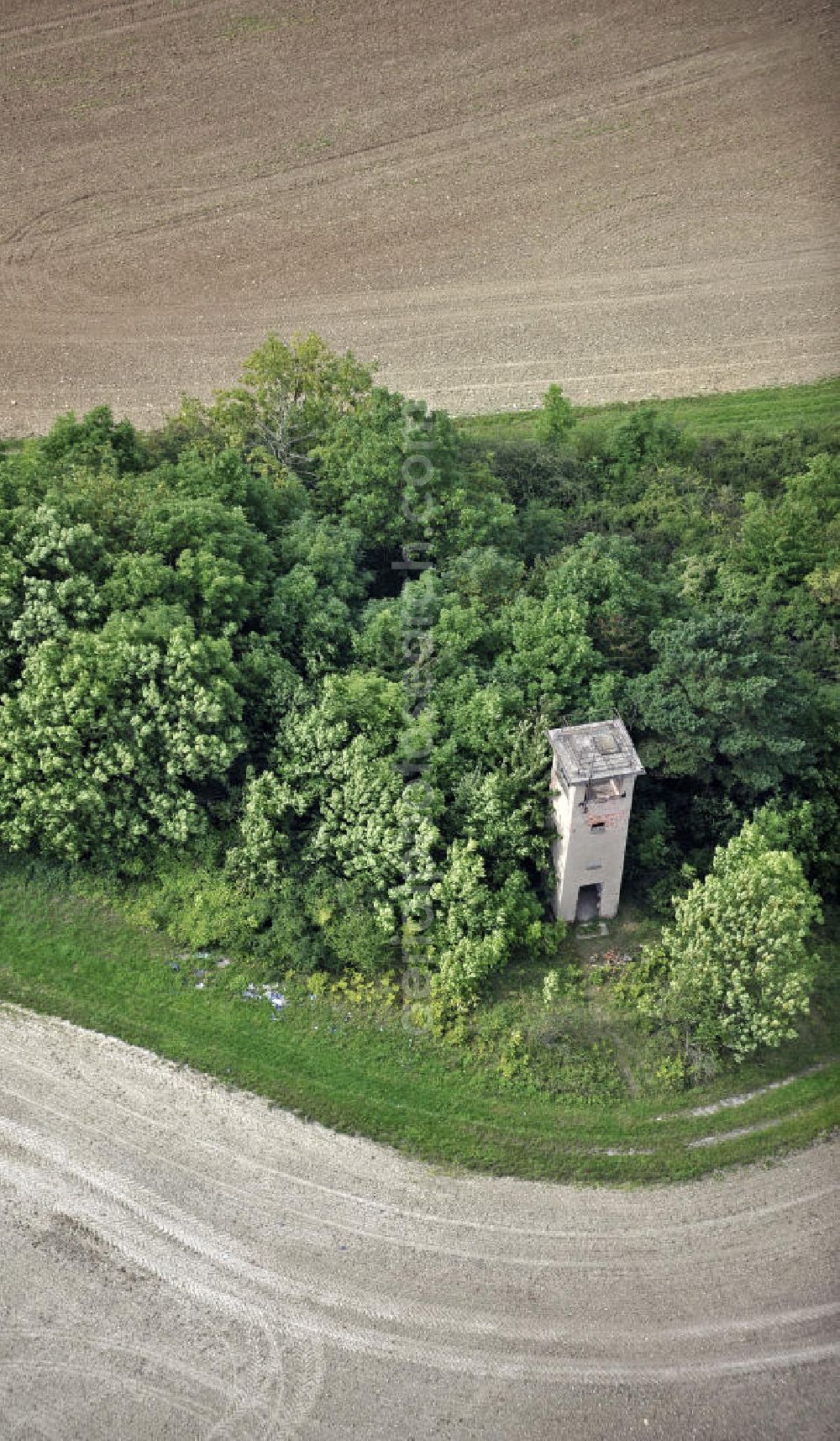 Aerial photograph Eisenach - Grenzwachturm an der ehemaligen innerdeutschen Grenze in der Nähe von Eisenach. Das Land Thüringen hat zahlreiche Überreste der Grenzanlagen unter Denkmalschutz gestellt. Sentry tower at the former inner-German border near Eisenach. The state of Thuringia has listed many remains of the border.