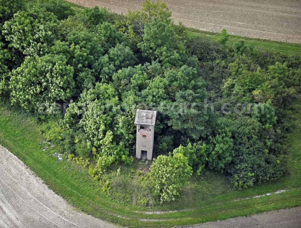 Aerial image Eisenach - Grenzwachturm an der ehemaligen innerdeutschen Grenze in der Nähe von Eisenach. Das Land Thüringen hat zahlreiche Überreste der Grenzanlagen unter Denkmalschutz gestellt. Sentry tower at the former inner-German border near Eisenach. The state of Thuringia has listed many remains of the border.