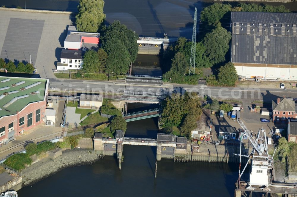 Aerial image Hamburg - Grevenhof sluice bridge in Hamburg-Mitte / Steinwerder. A project of the Hamburg Port Authority HPA