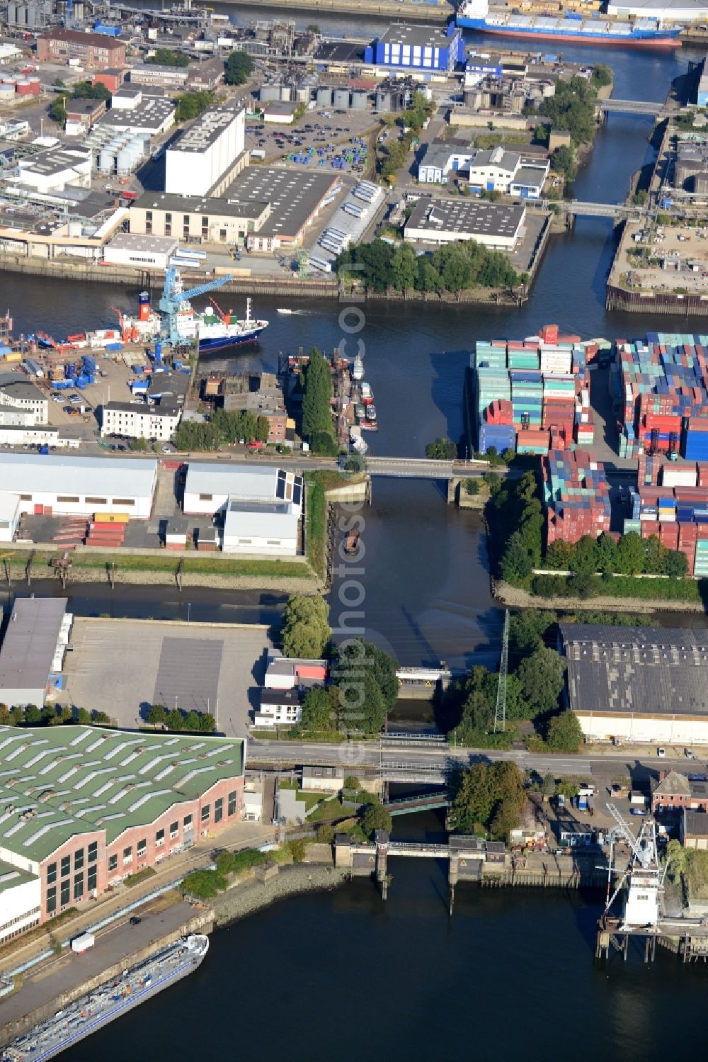 Aerial photograph Hamburg - Grevenhof sluice bridge in Hamburg-Mitte / Steinwerder. A project of the Hamburg Port Authority HPA