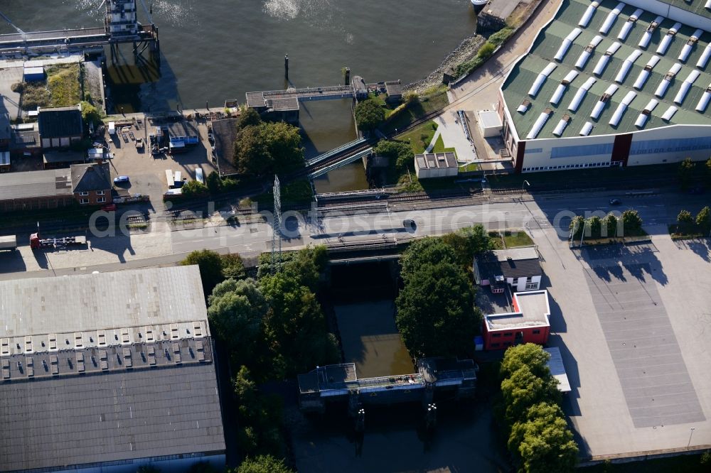 Hamburg from above - Grevenhof sluice bridge in Hamburg-Mitte / Steinwerder. A project of the Hamburg Port Authority HPA