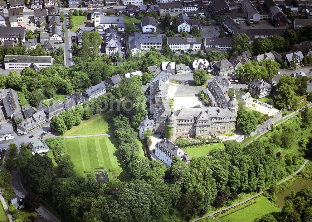 Bad Berleburg from the bird's eye view: Bad Berleburg wurde erstmals 1258 urkundlich erwähnt. Das Schloss ist Sitz derfürstlichen Familie Sayn-Wittgenstein. das Schloss (16. und 18. Jh.) beherbergt ein Museum mit Sammlungen der fürstlichen Familie und über Land und Leute.