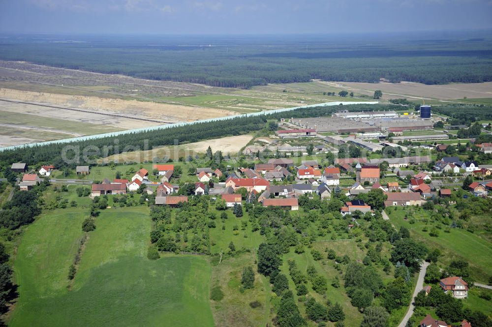 Grießen from above - Blick auf das Dorf Grießen am Braunkohle-Tagebau Jänschwalde. Der Abbau des 8 bis 12 Meter mächtigen Kohleflözes erfolgt durch die Vattenfall Europe Mining AG. Zwischen Tagebau und Dorf wurde ein Grünschutzgürtel angelegt. View of the village Grießen at the lignite-mining Janschwalde. The mining of the 8-12 meters thick coal bed is made by the Vattenfall Europe Mining AG. Between the mine and a the village a green protection belt has been created.