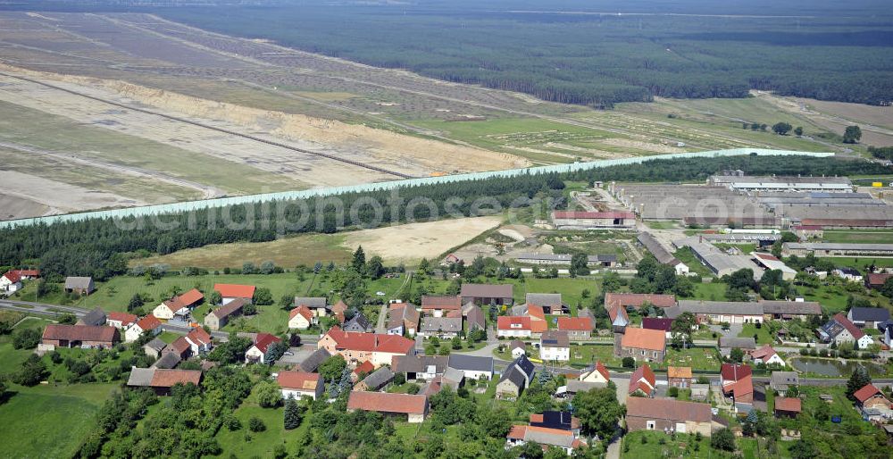 Grießen from the bird's eye view: Blick auf das Dorf Grießen am Braunkohle-Tagebau Jänschwalde. Der Abbau des 8 bis 12 Meter mächtigen Kohleflözes erfolgt durch die Vattenfall Europe Mining AG. Zwischen Tagebau und Dorf wurde ein Grünschutzgürtel angelegt. View of the village Grießen at the lignite-mining Janschwalde. The mining of the 8-12 meters thick coal bed is made by the Vattenfall Europe Mining AG. Between the mine and a the village a green protection belt has been created.