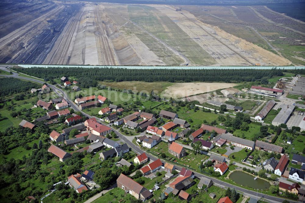 Grießen from above - Blick auf das Dorf Grießen am Braunkohle-Tagebau Jänschwalde. Der Abbau des 8 bis 12 Meter mächtigen Kohleflözes erfolgt durch die Vattenfall Europe Mining AG. Zwischen Tagebau und Dorf wurde ein Grünschutzgürtel angelegt. View of the village Grießen at the lignite-mining Janschwalde. The mining of the 8-12 meters thick coal bed is made by the Vattenfall Europe Mining AG. Between the mine and a the village a green protection belt has been created.