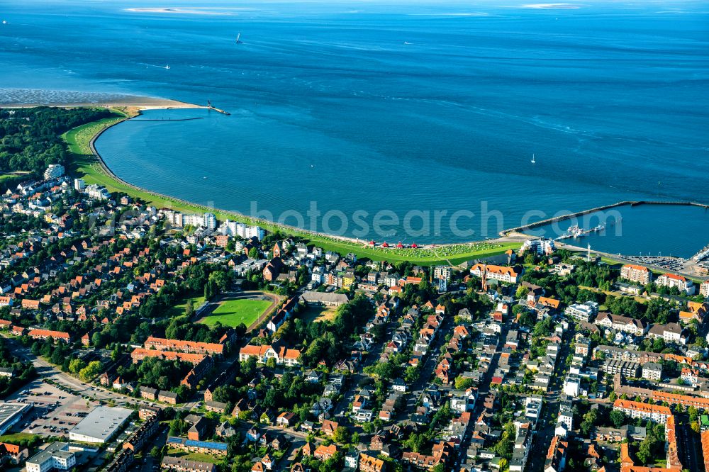 Cuxhaven from above - The Grimmershoernbucht with the dike system Doeser Sea dike with beach chairs in the evening sun in Cuxhaven Doese in the state of Lower Saxony