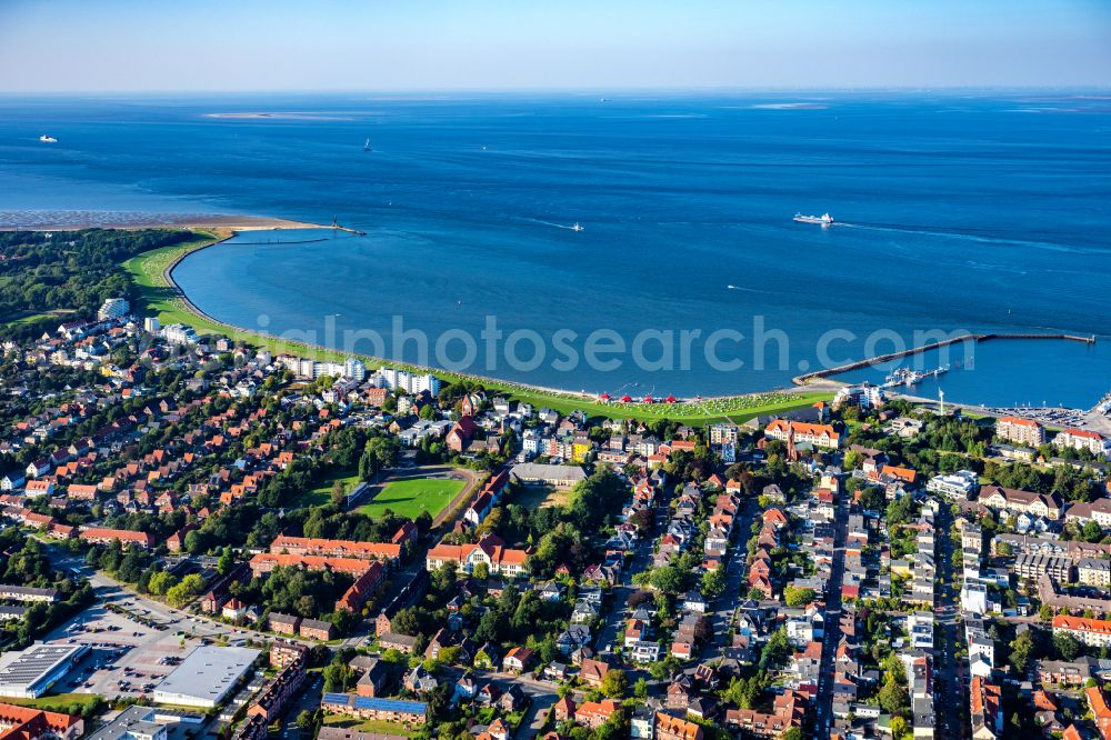 Cuxhaven from the bird's eye view: The Grimmershoernbucht with the dike system Doeser Sea dike with beach chairs in the evening sun in Cuxhaven Doese in the state of Lower Saxony