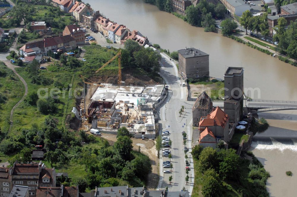 Aerial photograph Görlitz - Blick auf die polnische Stadt Zgorzelec mit der Baustelle Postplatz / Plac Pocztowy, am Ufer der Neiße mit Altstadtbrücke, eine Fussgängerbrücke, Richtung Görlitz. Die Wiederherstellung / Rekonstruktion des Postplatzes mit Stadthäusern im historisierenden Stil erfolgt in Zusammenarbeit von Görlitzer und Zgorzelecer Stadtarchitekten. Es ist ein Teil des zentralen Projektes Kulturhauptstadtbewerbung als Europastadt Görlitz / Zgorzelec, genauer der Brückenpark, auf polnisch park mostow, links und rechts der Neiße.