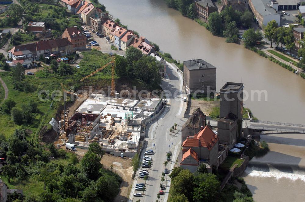 Görlitz from above - Blick auf die polnische Stadt Zgorzelec mit der Baustelle Postplatz / Plac Pocztowy, am Ufer der Neiße mit Altstadtbrücke, eine Fussgängerbrücke, Richtung Görlitz. Die Wiederherstellung / Rekonstruktion des Postplatzes mit Stadthäusern im historisierenden Stil erfolgt in Zusammenarbeit von Görlitzer und Zgorzelecer Stadtarchitekten. Es ist ein Teil des zentralen Projektes Kulturhauptstadtbewerbung als Europastadt Görlitz / Zgorzelec, genauer der Brückenpark, auf polnisch park mostow, links und rechts der Neiße.