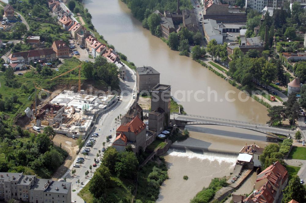 Görlitz from the bird's eye view: Blick auf die polnische Stadt Zgorzelec mit der Baustelle Postplatz / Plac Pocztowy, am Ufer der Neiße mit Altstadtbrücke, eine Fussgängerbrücke, Richtung Görlitz. Die Wiederherstellung / Rekonstruktion des Postplatzes mit Stadthäusern im historisierenden Stil erfolgt in Zusammenarbeit von Görlitzer und Zgorzelecer Stadtarchitekten. Es ist ein Teil des zentralen Projektes Kulturhauptstadtbewerbung als Europastadt Görlitz / Zgorzelec, genauer der Brückenpark, auf polnisch park mostow, links und rechts der Neiße.