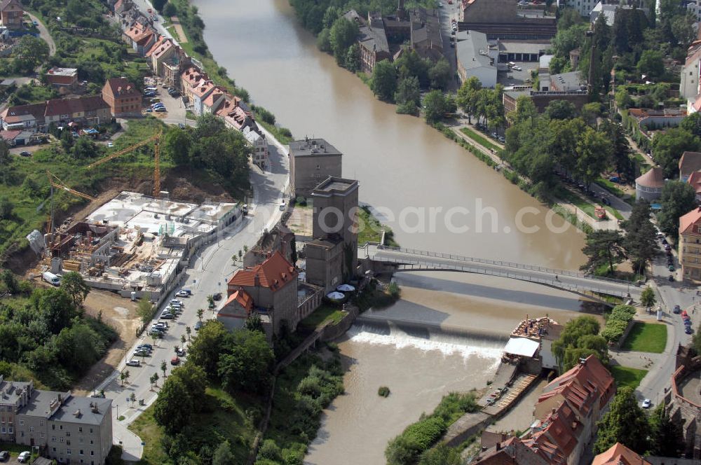 Aerial image Görlitz - Blick auf die polnische Stadt Zgorzelec mit der Baustelle Postplatz / Plac Pocztowy, am Ufer der Neiße mit Altstadtbrücke, eine Fussgängerbrücke, Richtung Görlitz. Die Wiederherstellung / Rekonstruktion des Postplatzes mit Stadthäusern im historisierenden Stil erfolgt in Zusammenarbeit von Görlitzer und Zgorzelecer Stadtarchitekten. Es ist ein Teil des zentralen Projektes Kulturhauptstadtbewerbung als Europastadt Görlitz / Zgorzelec, genauer der Brückenpark, auf polnisch park mostow, links und rechts der Neiße.