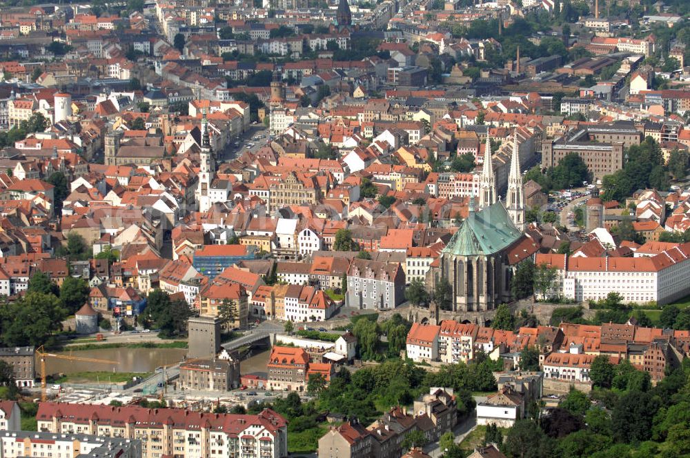 Aerial image Görlitz - Blick auf das Görlitzer Altstadtzentrum mit dem Wahrzeichzeichen von Görlitz, der spätgotischen Pfarrkirche St. Peter und Paul.Kurz Peterskirche genannt, thront sie über dem Neißetal und beherrscht durch ihr kupfergedecktes Hochdach und das weithin sichtbare Turmpaar die historische Altstadt. Bereits um 1230 stand an diesem Ort eine Basilika. Die zwischen 1425 und 1497 neuerbaute fünfschiffige spätgotische Stufenhalle gehört zu den größten Kirchen der Gotik in Sachsen.