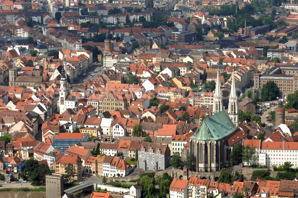 Aerial photograph Görlitz - Blick auf das Görlitzer Altstadtzentrum mit dem Wahrzeichzeichen von Görlitz, der spätgotischen Pfarrkirche St. Peter und Paul.Kurz Peterskirche genannt, thront sie über dem Neißetal und beherrscht durch ihr kupfergedecktes Hochdach und das weithin sichtbare Turmpaar die historische Altstadt. Bereits um 1230 stand an diesem Ort eine Basilika. Die zwischen 1425 und 1497 neuerbaute fünfschiffige spätgotische Stufenhalle gehört zu den größten Kirchen der Gotik in Sachsen.