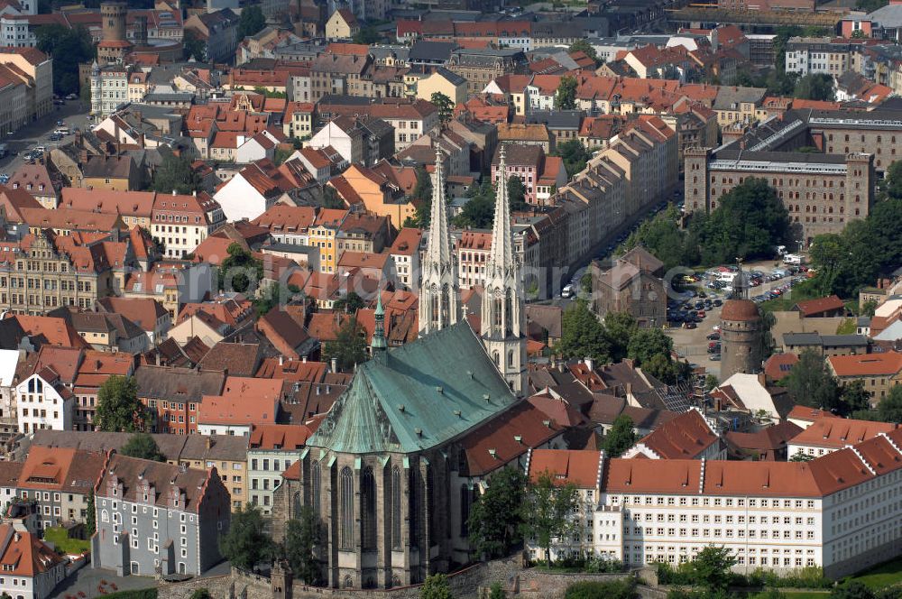 Görlitz from above - Blick auf das Görlitzer Altstadtzentrum mit dem Wahrzeichzeichen von Görlitz, der spätgotischen Pfarrkirche St. Peter und Paul.Kurz Peterskirche genannt, thront sie über dem Neißetal und beherrscht durch ihr kupfergedecktes Hochdach und das weithin sichtbare Turmpaar die historische Altstadt. Bereits um 1230 stand an diesem Ort eine Basilika. Die zwischen 1425 und 1497 neuerbaute fünfschiffige spätgotische Stufenhalle gehört zu den größten Kirchen der Gotik in Sachsen.