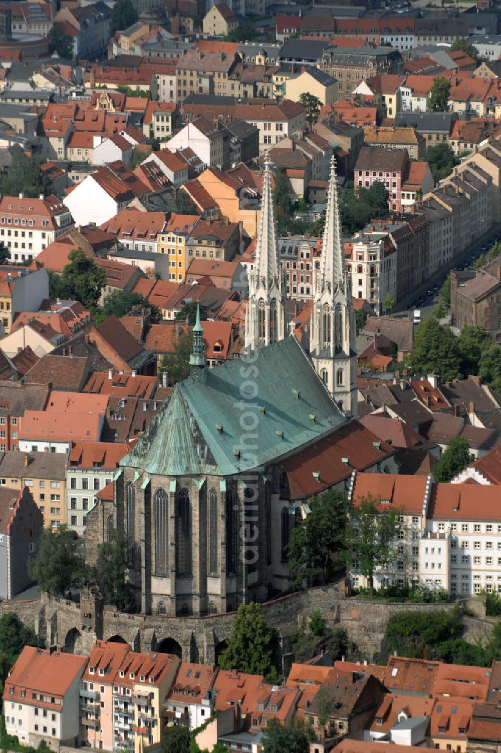 Görlitz from the bird's eye view: Blick auf das Görlitzer Altstadtzentrum mit dem Wahrzeichzeichen von Görlitz, der spätgotischen Pfarrkirche St. Peter und Paul.Kurz Peterskirche genannt, thront sie über dem Neißetal und beherrscht durch ihr kupfergedecktes Hochdach und das weithin sichtbare Turmpaar die historische Altstadt. Bereits um 1230 stand an diesem Ort eine Basilika. Die zwischen 1425 und 1497 neuerbaute fünfschiffige spätgotische Stufenhalle gehört zu den größten Kirchen der Gotik in Sachsen.