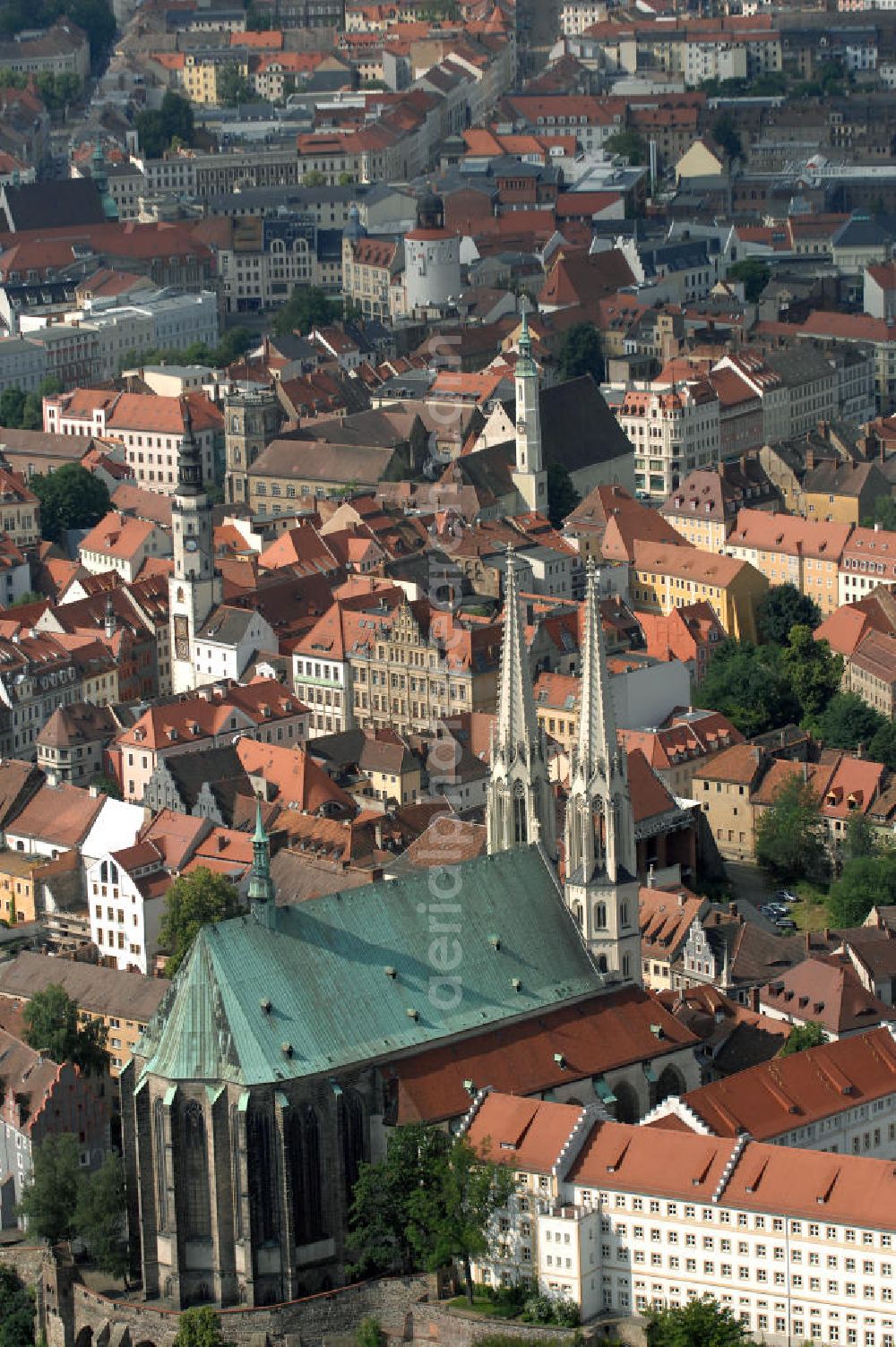 Aerial image Görlitz - Blick auf das Görlitzer Altstadtzentrum mit dem Wahrzeichzeichen von Görlitz, der spätgotischen Pfarrkirche St. Peter und Paul.Kurz Peterskirche genannt, thront sie über dem Neißetal und beherrscht durch ihr kupfergedecktes Hochdach und das weithin sichtbare Turmpaar die historische Altstadt. Bereits um 1230 stand an diesem Ort eine Basilika. Die zwischen 1425 und 1497 neuerbaute fünfschiffige spätgotische Stufenhalle gehört zu den größten Kirchen der Gotik in Sachsen.