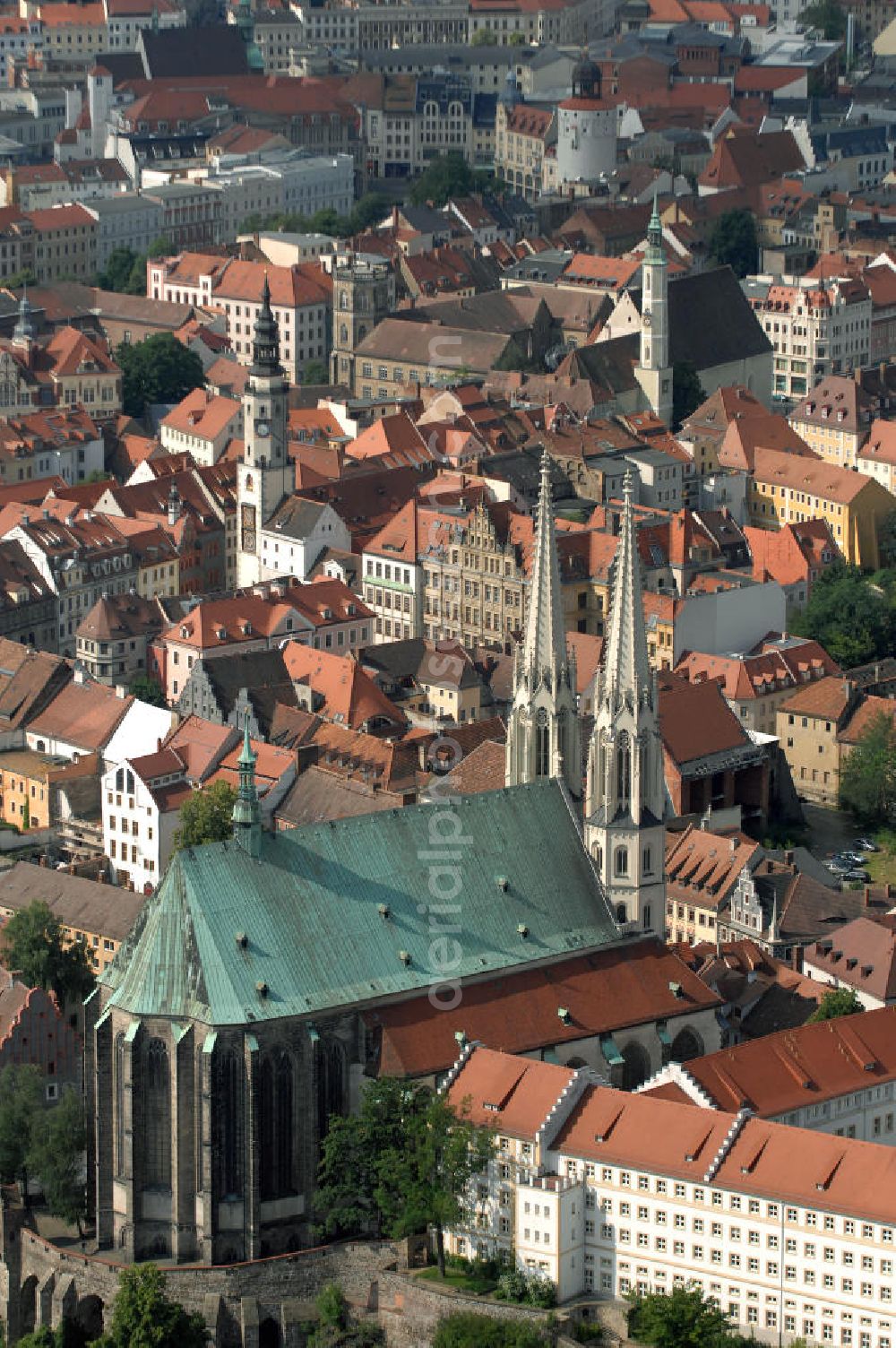 Aerial photograph Görlitz - Blick auf das Görlitzer Altstadtzentrum mit dem Wahrzeichzeichen von Görlitz, der spätgotischen Pfarrkirche St. Peter und Paul.Kurz Peterskirche genannt, thront sie über dem Neißetal und beherrscht durch ihr kupfergedecktes Hochdach und das weithin sichtbare Turmpaar die historische Altstadt. Bereits um 1230 stand an diesem Ort eine Basilika. Die zwischen 1425 und 1497 neuerbaute fünfschiffige spätgotische Stufenhalle gehört zu den größten Kirchen der Gotik in Sachsen.