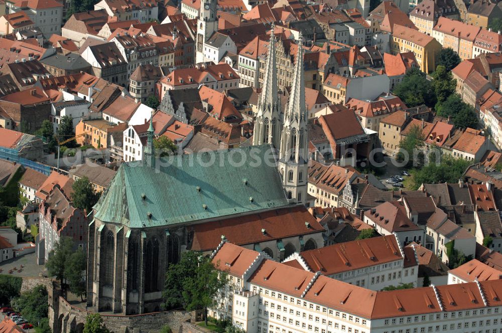 Görlitz from above - Blick auf das Görlitzer Altstadtzentrum mit dem Wahrzeichzeichen von Görlitz, der spätgotischen Pfarrkirche St. Peter und Paul.Kurz Peterskirche genannt, thront sie über dem Neißetal und beherrscht durch ihr kupfergedecktes Hochdach und das weithin sichtbare Turmpaar die historische Altstadt. Bereits um 1230 stand an diesem Ort eine Basilika. Die zwischen 1425 und 1497 neuerbaute fünfschiffige spätgotische Stufenhalle gehört zu den größten Kirchen der Gotik in Sachsen.