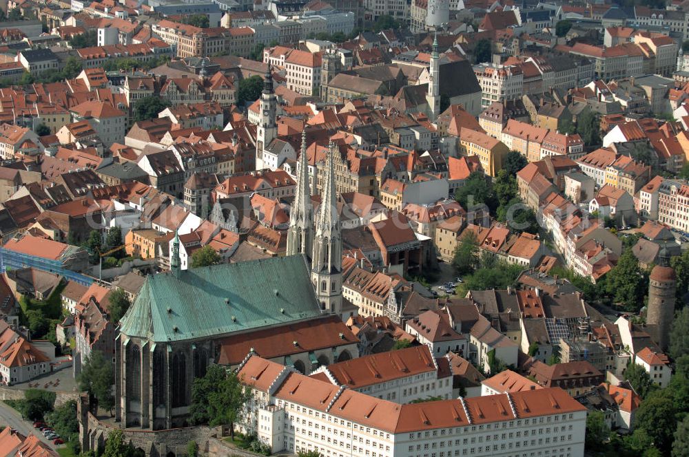 Görlitz from the bird's eye view: Blick auf das Görlitzer Altstadtzentrum mit dem Wahrzeichzeichen von Görlitz, der spätgotischen Pfarrkirche St. Peter und Paul.Kurz Peterskirche genannt, thront sie über dem Neißetal und beherrscht durch ihr kupfergedecktes Hochdach und das weithin sichtbare Turmpaar die historische Altstadt. Bereits um 1230 stand an diesem Ort eine Basilika. Die zwischen 1425 und 1497 neuerbaute fünfschiffige spätgotische Stufenhalle gehört zu den größten Kirchen der Gotik in Sachsen.