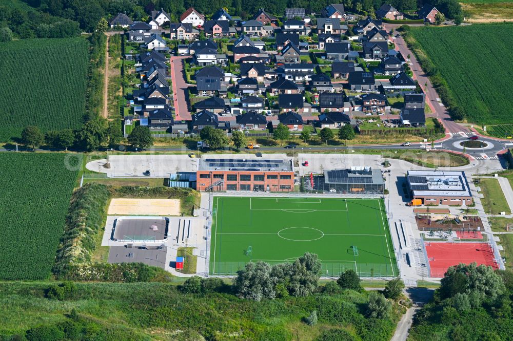 Loxstedt from the bird's eye view: Green colored tennis sports complex und Sport- and Freizeitanlage on street Hackenburgstrasse in Loxstedt in the state Lower Saxony, Germany
