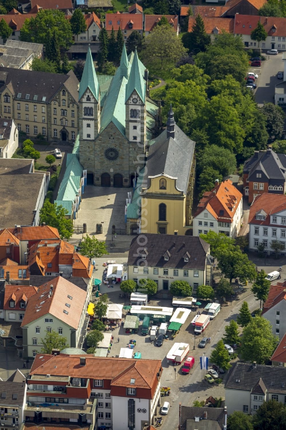 Aerial photograph Werl - Green, copper-studded towers of the church hall church of St. Walburga - a neo-romantic pilgrimage basilica in Werl in the state of North Rhine-Westphalia