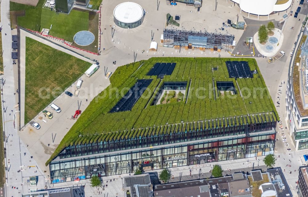 Düsseldorf from the bird's eye view: Green building complex of the shopping center Ingenhoven-Tal - Koebogen 2 on Gustaf-Gruendgens-Place in Duesseldorf in the state North Rhine-Westphalia, Germany