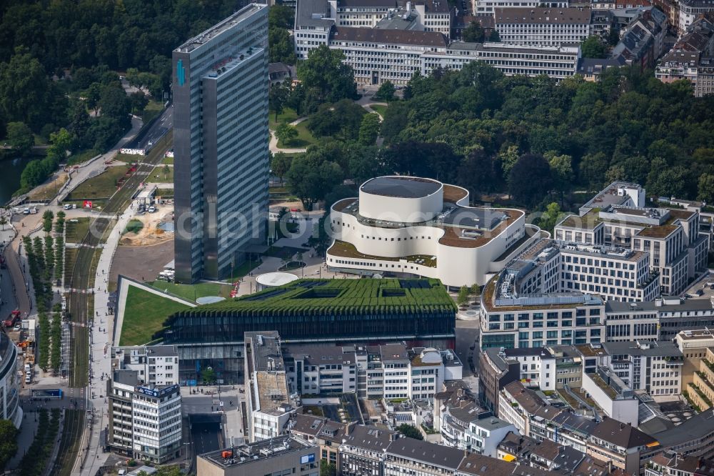 Düsseldorf from the bird's eye view: Green building complex of the shopping center Ingenhoven-Tal - Koebogen 2 on Gustaf-Gruendgens-Place in Duesseldorf at Ruhrgebiet in the state North Rhine-Westphalia, Germany