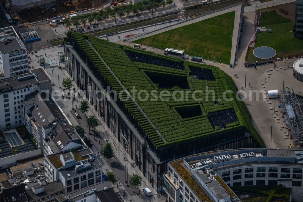 Düsseldorf from the bird's eye view: Green building complex of the shopping center Ingenhoven-Tal - Koebogen 2 on Gustaf-Gruendgens-Place in Duesseldorf at Ruhrgebiet in the state North Rhine-Westphalia, Germany