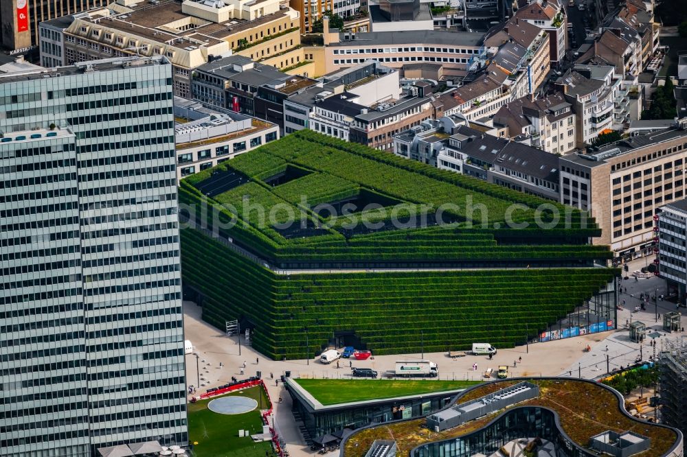 Düsseldorf from above - Green building complex of the shopping center Ingenhoven-Tal - Koebogen 2 on Gustaf-Gruendgens-Place in Duesseldorf at Ruhrgebiet in the state North Rhine-Westphalia, Germany