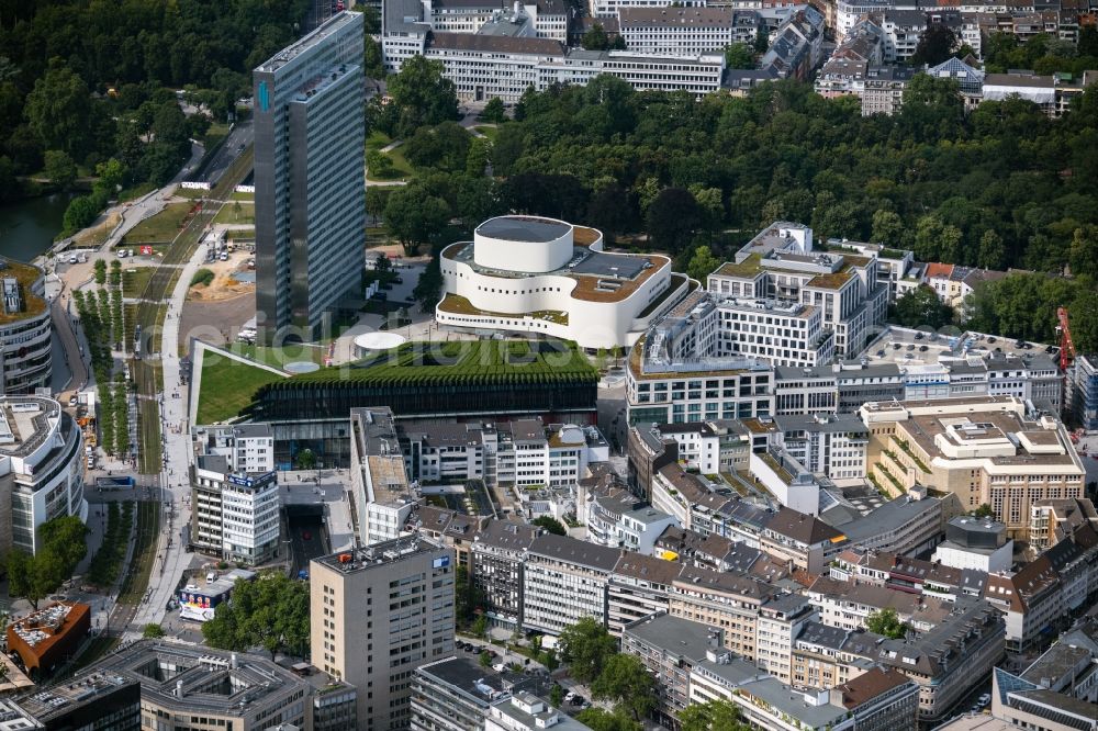 Düsseldorf from the bird's eye view: Green building complex of the shopping center Ingenhoven-Tal - Koebogen 2 on Gustaf-Gruendgens-Place in Duesseldorf at Ruhrgebiet in the state North Rhine-Westphalia, Germany