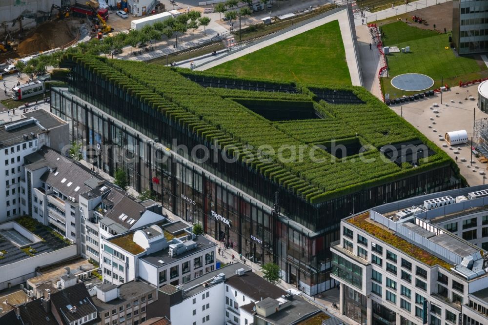 Aerial photograph Düsseldorf - Green building complex of the shopping center Ingenhoven-Tal - Koebogen 2 on Gustaf-Gruendgens-Place in Duesseldorf at Ruhrgebiet in the state North Rhine-Westphalia, Germany