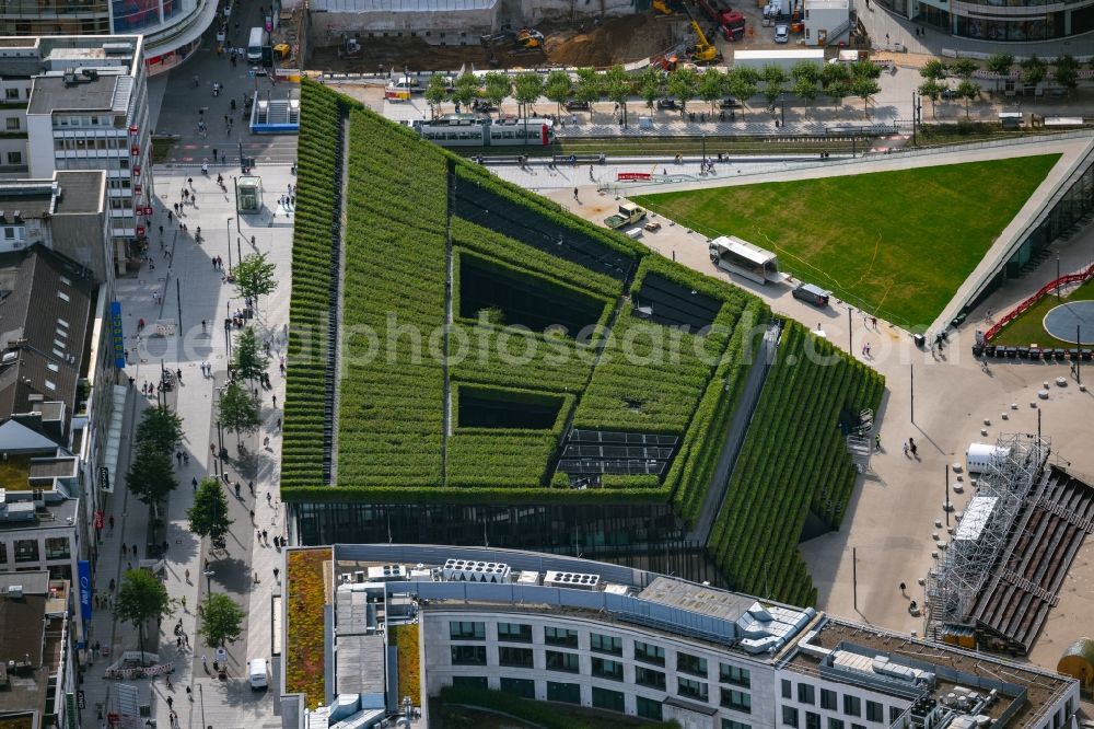 Düsseldorf from the bird's eye view: Green building complex of the shopping center Ingenhoven-Tal - Koebogen 2 on Gustaf-Gruendgens-Place in Duesseldorf at Ruhrgebiet in the state North Rhine-Westphalia, Germany