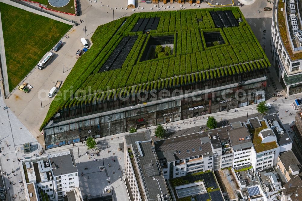 Düsseldorf from above - Green building complex of the shopping center Ingenhoven-Tal - Koebogen 2 on Gustaf-Gruendgens-Place in Duesseldorf at Ruhrgebiet in the state North Rhine-Westphalia, Germany