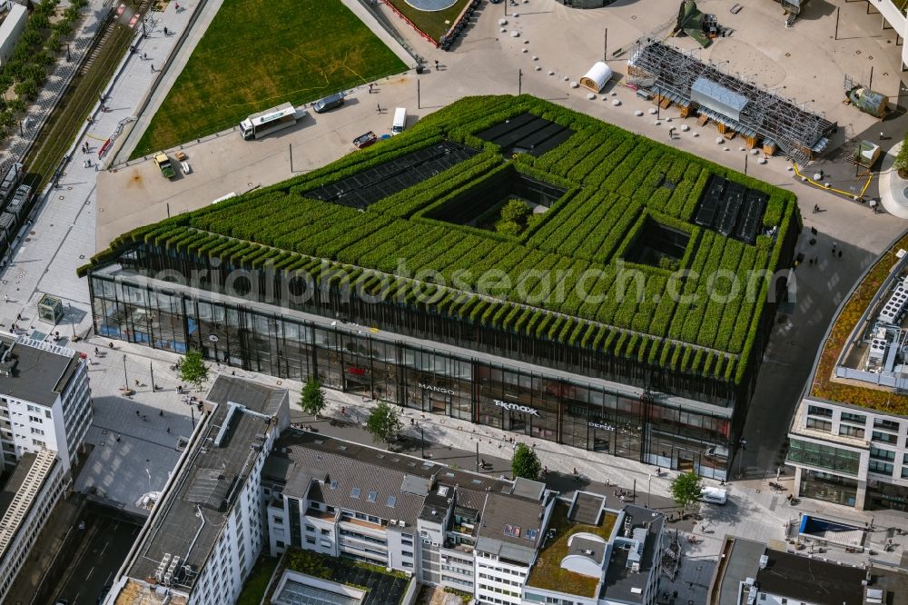 Düsseldorf from the bird's eye view: Green building complex of the shopping center Ingenhoven-Tal - Koebogen 2 on Gustaf-Gruendgens-Place in Duesseldorf at Ruhrgebiet in the state North Rhine-Westphalia, Germany